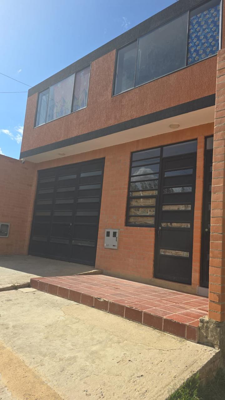 Edificio Multifamiliar con Renta: 5 Aptos + 3 Locales